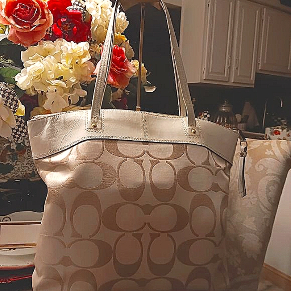 COACH LARGE OFF WHITE TOTE EUC - Picture 3 of 9